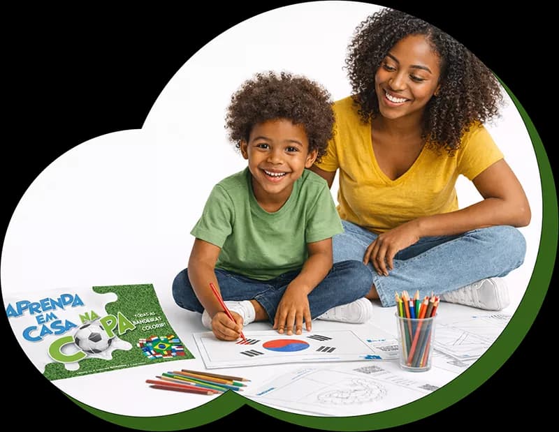 Mãe e criança negros brincando com o ebook Aprenda em Casa na Copa